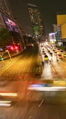 BANGKOK, THAILAND - 13 Mart 2025: Bangkok şehir merkezindeki yoğun bir kavşakta yoğun trafik saati