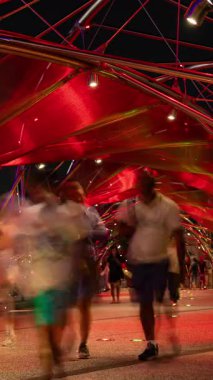 SINGAPORE - 5 Mart 2025: Singapore limanındaki sarmal ayak köprüsünün zamanlaması