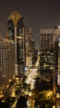 BANGKOK, THAILAND - 9 Mart 2025: Bangkok şehrinin zaman çizelgesi dikey olarak yüksek bir noktadan ufuk çizgisi