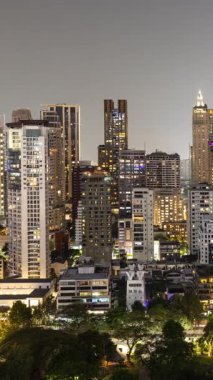 BANGKOK, THAILAND - 9 Mart 2025: Bangkok şehrinin zaman çizelgesi dikey olarak yüksek bir noktadan ufuk çizgisi