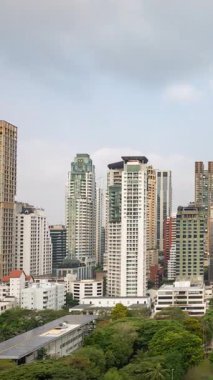 BANGKOK, THAILAND - 9 Mart 2025: Bangkok şehrinin zaman çizelgesi dikey olarak yüksek bir noktadan ufuk çizgisi