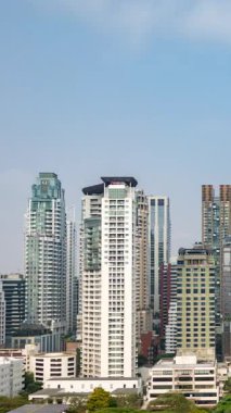 BANGKOK, THAILAND - 9 Mart 2025: Bangkok şehrinin zaman çizelgesi dikey olarak yüksek bir noktadan ufuk çizgisi