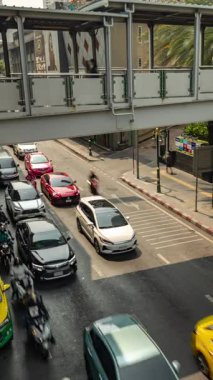 BANGKOK, THAILAND - 13 Mart 2025: Merkez Bangkok 'taki yoğun bir kavşakta trafik yoğunluğu zamanı