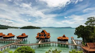 Cennetin zamanı. Langkawi Malezya 'da denizin üzerinde bungalovlar.
