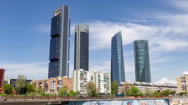 MADRID, İspanya - 24 Nisan 2025: Madrid finans bölgesinin zamanlaması 