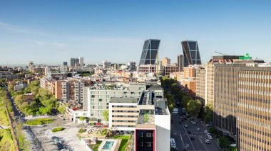 MADRID, İspanya - 24 Nisan 2025: Madrid finans bölgesinin zamanlaması 