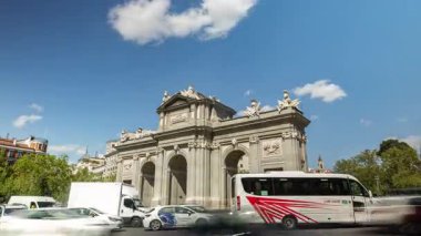 MADRID, İspanya - 24 Nisan 2025: Madrid Puerta de Alcala 'nın trafiği