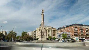 MADRID, İspanya - 24 Nisan 2025: Madrid Puerta de Alcala 'nın trafiği