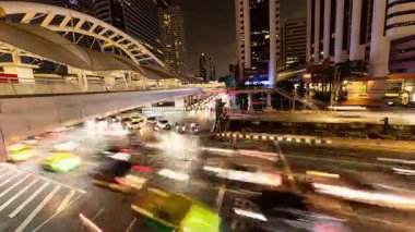 BANGKOK, THAILAND - 13 Mart 2025: Bangkok 'un merkezinde yoğun bir kavşakta yoğun trafik zamanı