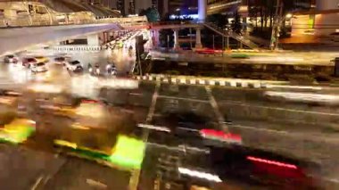 BANGKOK, THAILAND - 13 Mart 2025: Bangkok 'un merkezinde yoğun bir kavşakta yoğun trafik zamanı