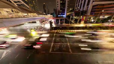 BANGKOK, THAILAND - 13 Mart 2025: Bangkok 'un merkezinde yoğun bir kavşakta yoğun trafik zamanı