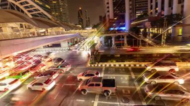 BANGKOK, THAILAND - 13 Mart 2025: Bangkok 'un merkezinde yoğun bir kavşakta yoğun trafik zamanı