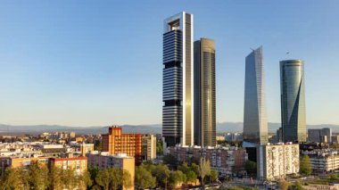MADRID, İspanya - 24 Nisan 2025: Madrid finans bölgesinin gün batımında zamanlaması