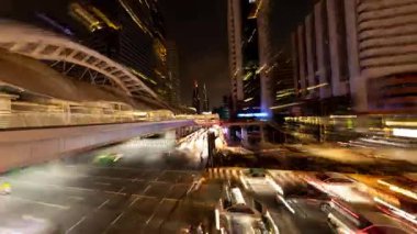 BANGKOK, THAILAND - 13 Mart 2025: Bangkok 'taki yoğun trafiğin zamanlaması soyut ışık izleriyle