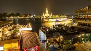 BANGKOK, THAILAND - 25 Mart 2025: Bangkok 'taki ünlü Wat Arun Tapınağı' nın zamanlaması geceleyin Chao