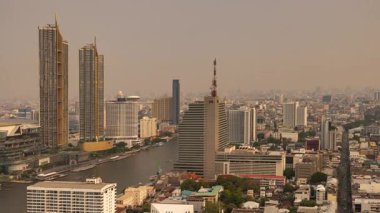 BANGKOK, THAILAND - 9 Mart 2025: Bangkok şehrinin ufuk çizgisi ve yüksek görüş açısına sahip bir ırmağın zamanlaması