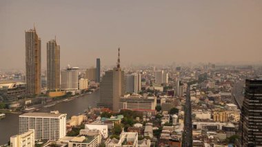 BANGKOK, THAILAND - 9 Mart 2025: Bangkok şehrinin ufuk çizgisi ve yüksek görüş açısına sahip bir ırmağın zamanlaması