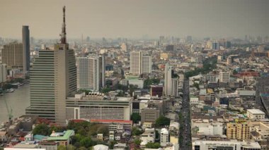 BANGKOK, THAILAND - 9 Mart 2025: Bangkok şehrinin ufuk çizgisi ve yüksek görüş açısına sahip bir ırmağın zamanlaması