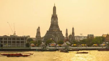 BANGKOK, THAILAND - 25 Mart 2025: Bangkok 'taki ünlü Wat Arun Tapınağı' nın zamanlaması gün batımında Chao