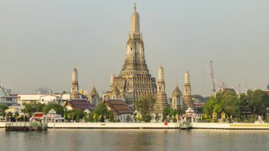 BANGKOK, THAILAND - 25 Mart 2025: Bangkok 'taki ünlü Wat Arun tapınağının zamanlaması 