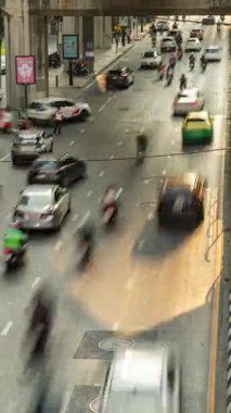 BANGKOK, THAILAND - 13 Mart 2025: Merkez Bangkok 'taki yoğun bir kavşakta trafik yoğunluğu zamanı