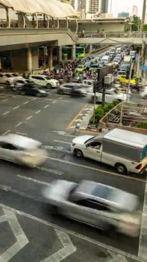 BANGKOK, THAILAND - 13 Mart 2025: Merkez Bangkok 'taki yoğun bir kavşakta trafik yoğunluğu zamanı