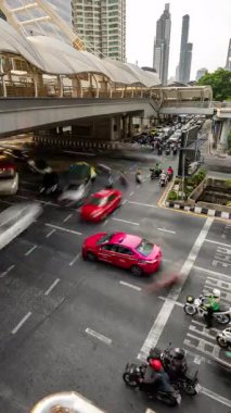 BANGKOK, THAILAND - 13 Mart 2025: Merkez Bangkok 'taki yoğun bir kavşakta trafik yoğunluğu zamanı