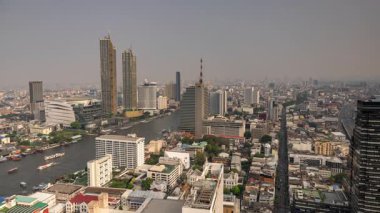 BANGKOK, THAILAND - 9 Mart 2025: Bangkok şehrinin ufuk çizgisi ve yüksek görüş açısına sahip bir ırmağın zamanlaması