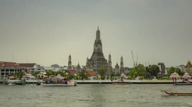 BANGKOK, THAILAND - 25 Mart 2025: Bangkok 'taki ünlü Wat Arun tapınağının zamanlaması 