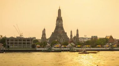 BANGKOK, THAILAND - 25 Mart 2025: Bangkok 'taki ünlü Wat Arun Tapınağı' nın zamanlaması gün batımında Chao