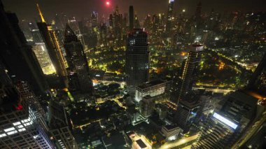 BANGKOK, THAILAND - 9 Mart 2025: Bangkok şehrinin zaman çizelgesi geceleyin yüksek bir noktadan gökyüzüne yükseliyor