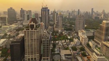 BANGKOK, THAILAND - 9 Mart 2025: Bangkok şehrinin zaman çizelgesi gün batımında yüksek bir görüş noktasından yükseliyor