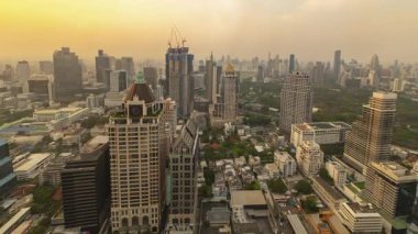 BANGKOK, THAILAND - 9 Mart 2025: Bangkok şehrinin zaman çizelgesi gün batımında yüksek bir görüş noktasından yükseliyor