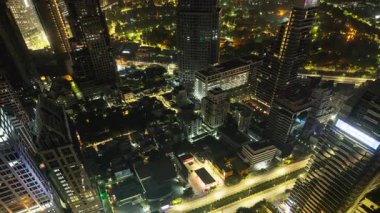 BANGKOK, THAILAND - 9 Mart 2025: Bangkok şehrinin zaman çizelgesi geceleyin yüksek bir noktadan gökyüzüne yükseliyor
