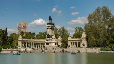  Madrid, Madrid 'deki El Etiro Parkı' ndaki gölün zamanı.