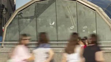 MADRID, SPAIN - 24 Nisan 2025: Maddrid Central Caddesi 'nin acele eden insanlarla dolu zaman çizelgesi