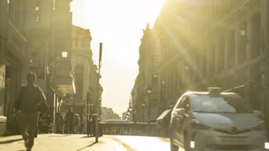 MADRID, SPAIN - 24 Nisan 2025: Maddrid Central Caddesi 'nin acele eden insanlarla dolu zaman çizelgesi