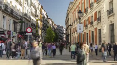 MADRID, SPAIN - 24 Nisan 2025: Maddrid Central Caddesi 'nin acele eden insanlarla dolu zaman çizelgesi