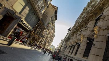 MADRID, SPAIN - 24 Nisan 2025: Maddrid Central Caddesi 'nin acele eden insanlarla dolu zaman çizelgesi