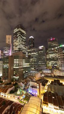 SINGAPORE - 5 Mart 2025: Singapur Merkez İş Bölgesi 'nin zaman çizelgesi geceleyin dikey olarak ufuk çizgisi