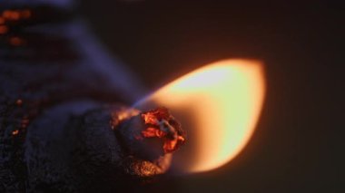 Geceleri gaz lambasını kapat.