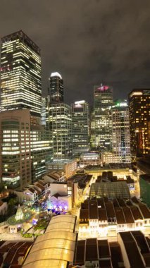 SINGAPORE - 5 Mart 2025: Singapur Merkez İş Bölgesi 'nin zaman çizelgesi geceleyin dikey olarak ufuk çizgisi