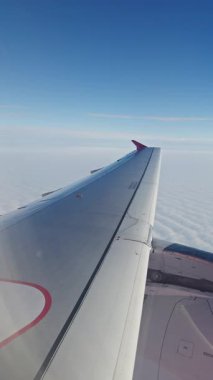 Kanat görüntüsü dikey olarak gökyüzü penceresinden görüntülenir