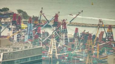 HONG KONG - 19 Mart 2025: Hong Kong kowloon limanı ve yüksek görüş açısına göre ufuk çizgisi 