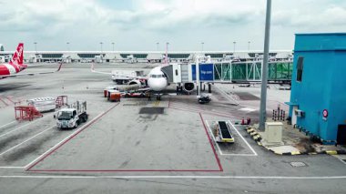 KUALA LUMPUR - 29 Mart 2025: Kuala lumpur uluslararası havaalanından kalkmaya hazırlanan uçak