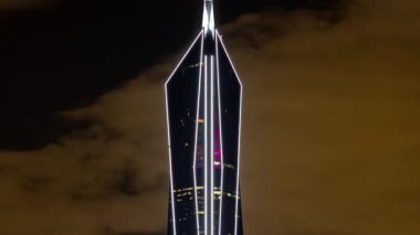 KUALA LUMPUR - 29 Mart 2025: Merdeka 118 binasının zamanlaması. Gece yüksek bir noktadan. Dünyanın en yüksek ikinci binası.