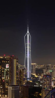 KUALA LUMPUR - 29 Mart 2025: Merdeka 118 binasının zamanlaması. Gece dikey olarak yüksek bir görüş noktasından. Dünyanın en yüksek ikinci binası.