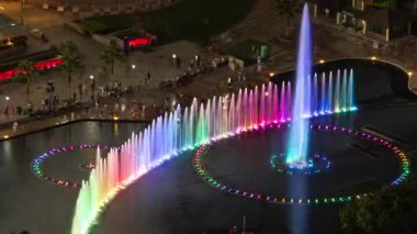 Gece Kuala Plumpur şehir merkezindeki bir çeşmede ışık gösterisi.
