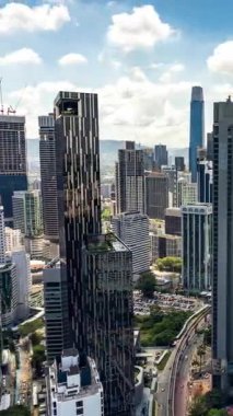 KUALA LUMPUR - 29 Mart 2025: Kuala Lumpur ufuk çizgisinin zamanlaması dikey olarak yüksek bir noktadan