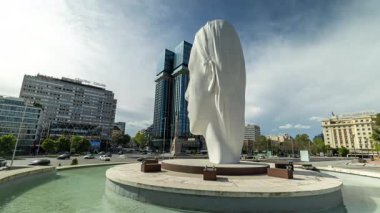 MADRID, SPAIN - 24 Nisan 2025: Maddrid Central Caddesi 'nin büyük heykelli zaman çizelgesi